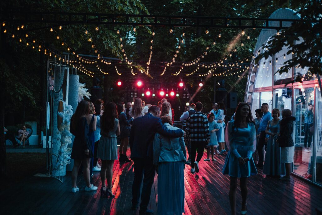 Människor som dansar på bröllopsfest